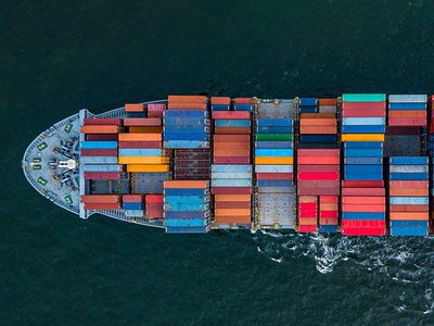 Containerfrachter, Foto: Adobe Stock/Kalyakan Containerfrachter