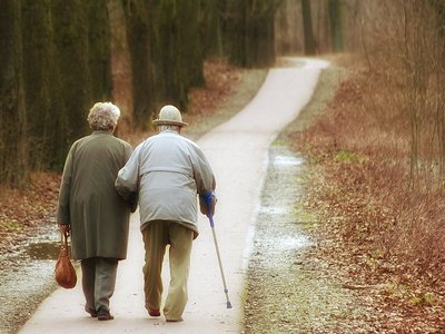 Rentner beim Spaziergang