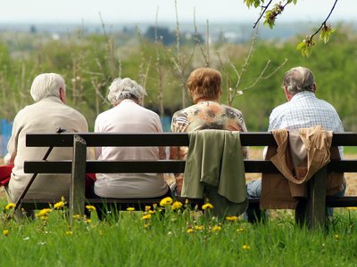 Ältere Menschen auf einer Parkbank, Foto: Adobe Stock/SyB Ältere Menschen auf einer Parkbank